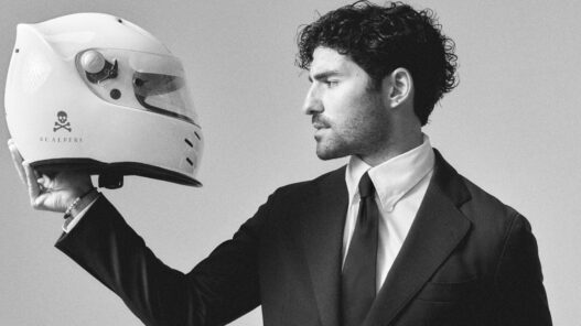 José Condessa vestido con traje de chaqueta y casco de moto en sesión de fotos para Rísbel Magazine