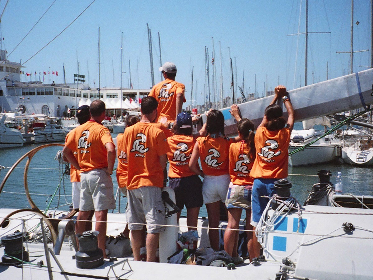 Jóvenes en el barco con camisetas de El Niño