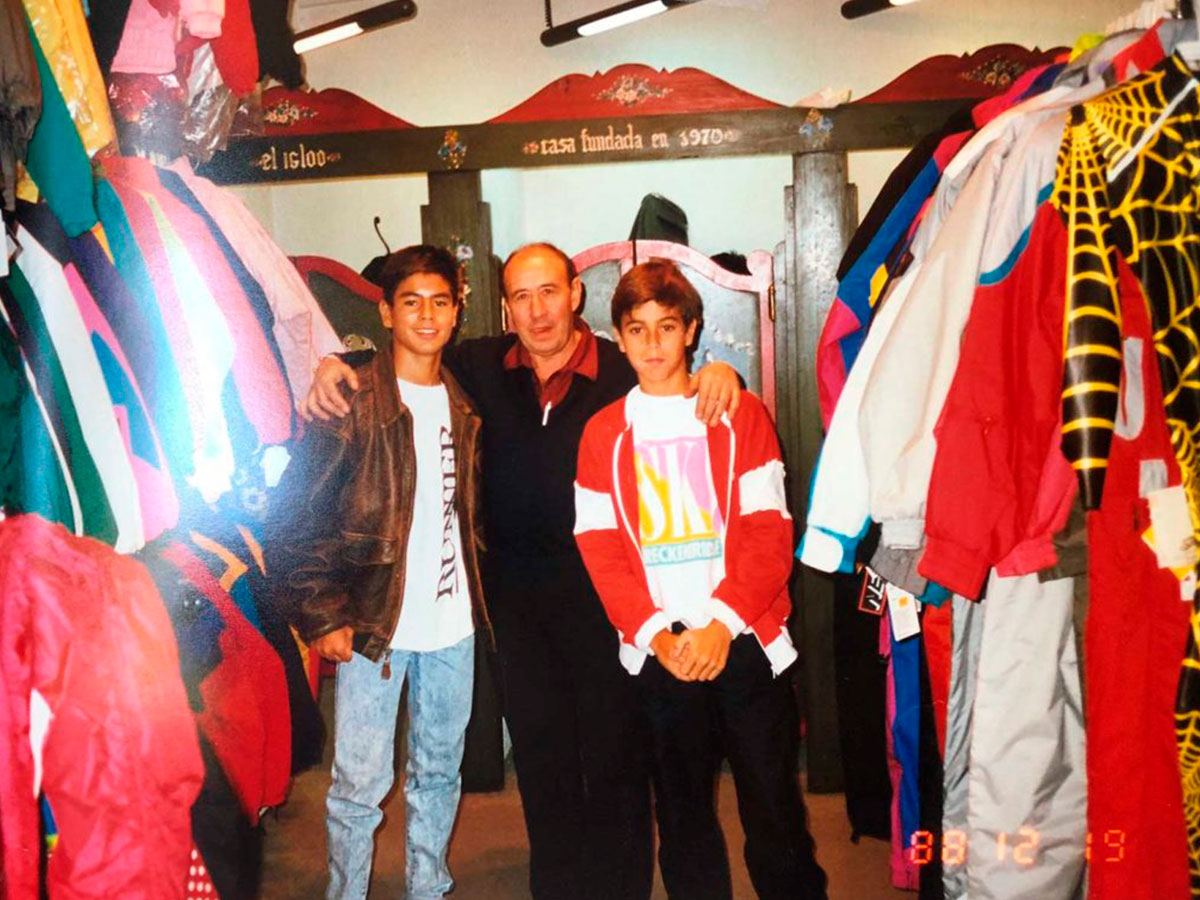 Julio y Enrique Iglesias con Pedro Gómez en la mítica tienda Deportes El Igloo