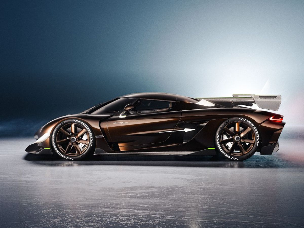 Vista de perfil del Koenigsegg Sadair’s Spear en tono bronce