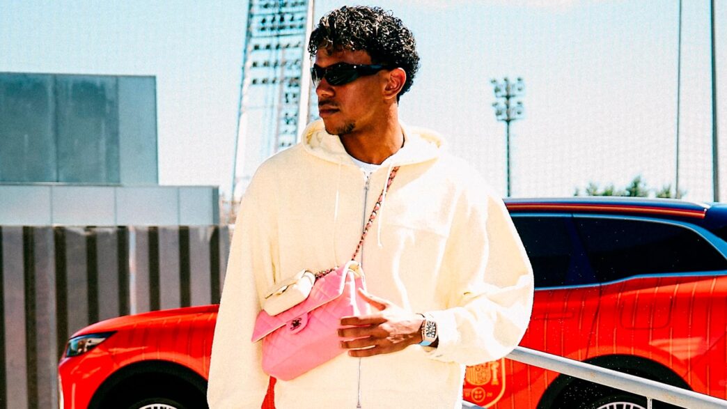 Lamine Yamal con bolso rosa Chanel Las Rozas