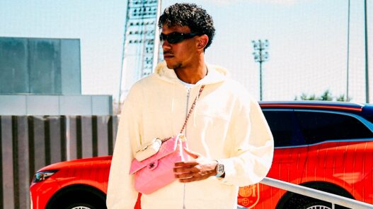 Lamine Yamal con bolso rosa Chanel Las Rozas