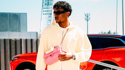 Lamine Yamal con bolso rosa Chanel Las Rozas