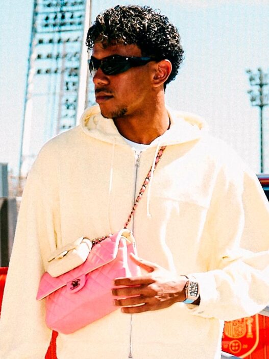 Lamine Yamal con bolso rosa Chanel Las Rozas
