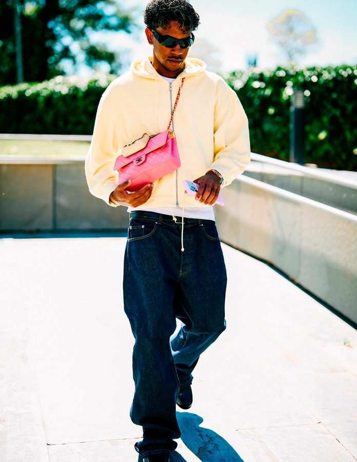 Lamine Yamal con bolso rosa Chanel en Las rozas encuentro Selección Española septiembre 2026