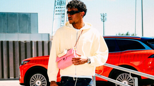 Lamine Yamal con sudadera crema, bolso rosa de Chanel y el Richard Mille RM 67-01 de oro rosa en la muñeca durante la concentración de la selección española