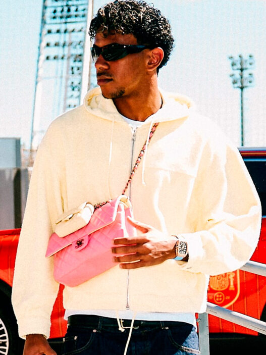 Lamine Yamal con sudadera crema, bolso rosa de Chanel y el Richard Mille RM 67-01 de oro rosa en la muñeca durante la concentración de la selección española