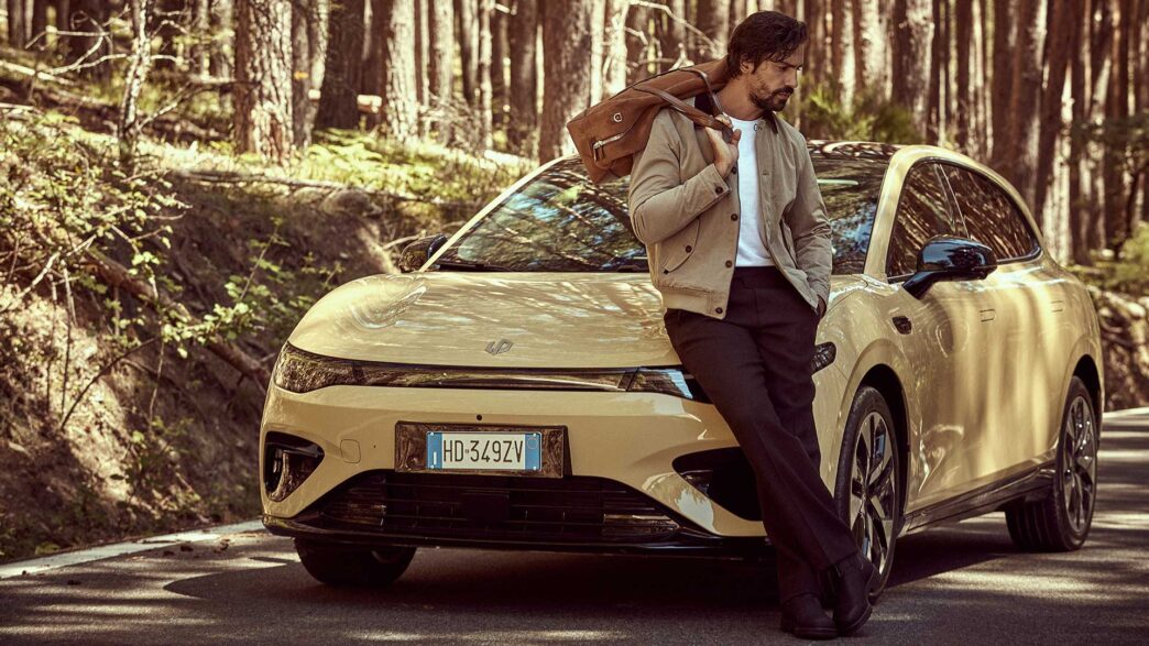 Leapmotor B05 amarillo en un bosque con el modelo Ignacio Ondategui apoyado en el frontal del compacto eléctrico