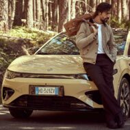 Nos llevamos el Leapmotor B05 a un hayedo a 200 km de Madrid: así es el compacto eléctrico de 218 CV que cuesta 19.500 euros Leapmotor B05 amarillo en un bosque con el modelo Ignacio Ondategui apoyado en el frontal del compacto eléctrico