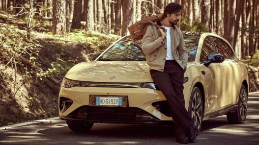 Leapmotor B05 amarillo en un bosque con el modelo Ignacio Ondategui apoyado en el frontal del compacto eléctrico