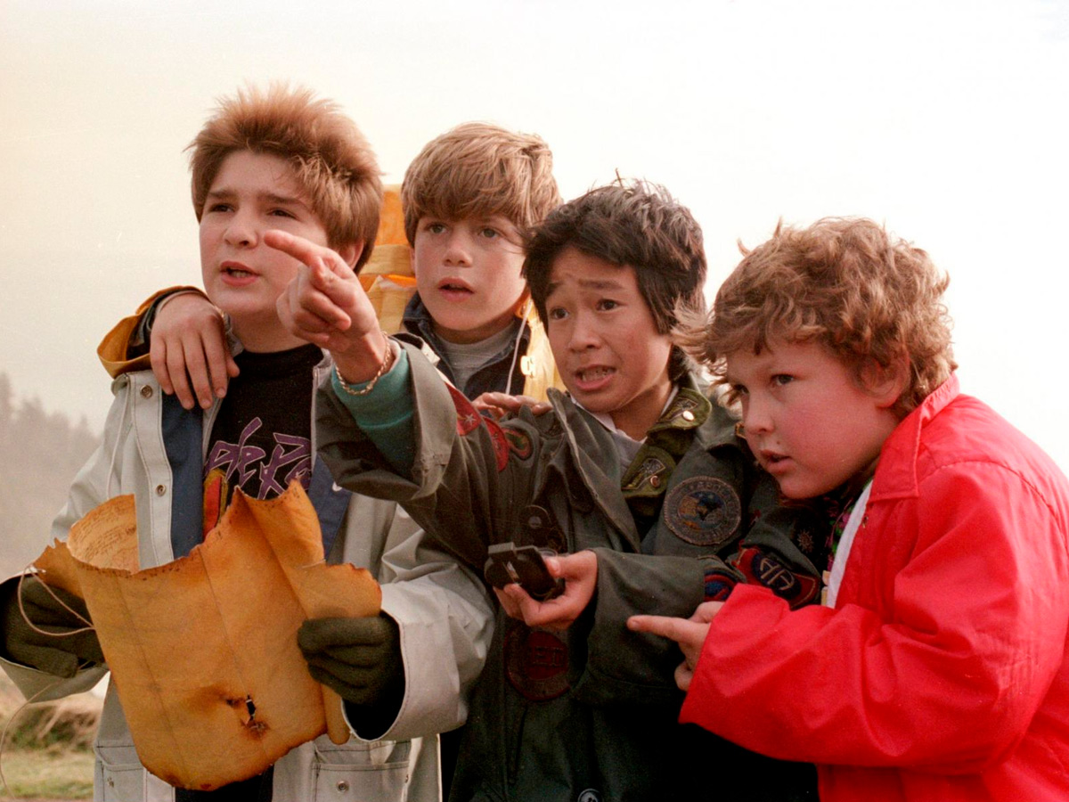 Escena de la película Los Goonies con mapa del tesoro