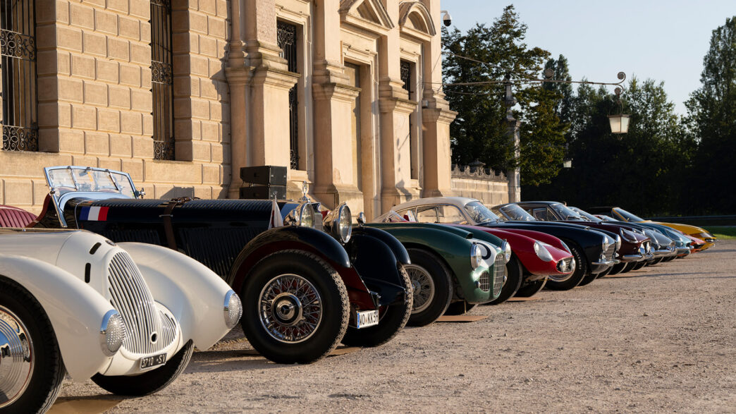 Coches clásicos de la Louis Vuitton Dolomites Classic Run 2026 alineados frente a la fachada de Villa Pisani en Stra
