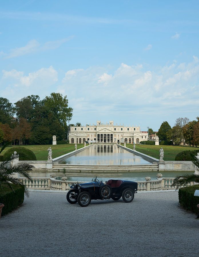 Biplaza clásico de los años 20 ante los jardines y el estanque de Villa Pisani durante la Louis Vuitton Dolomites Classic Run 2026