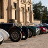 Coches clásicos de la Louis Vuitton Dolomites Classic Run 2026 alineados frente a la fachada de Villa Pisani en Stra