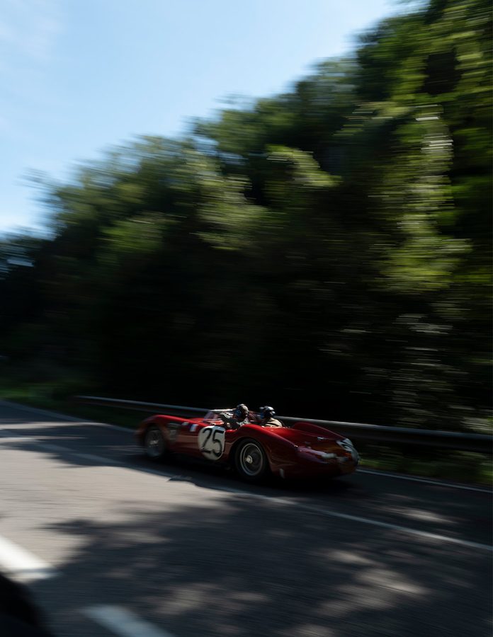 Biplaza rojo con el dorsal 25 en una carretera de montaña de los Dolomitas durante la Louis Vuitton Dolomites Classic Run 2026