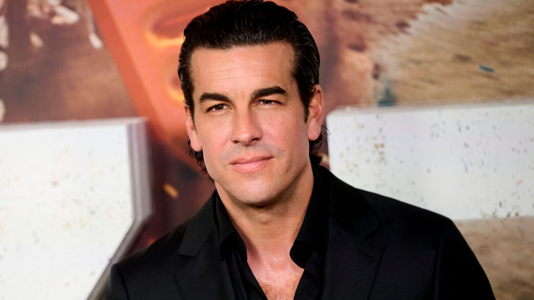 Mario Casas vestido de traje negro