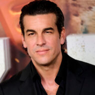 Mario Casas vestido de traje negro