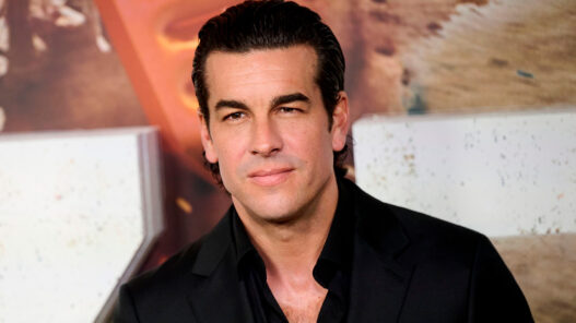 Mario Casas vestido de traje negro