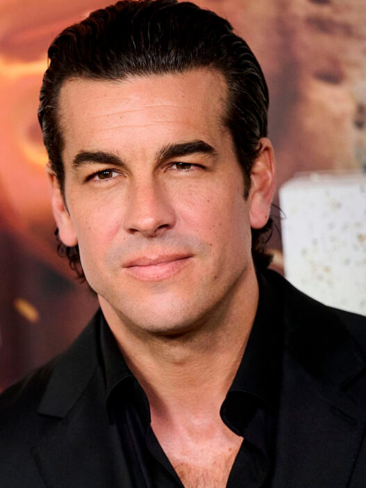 Mario Casas vestido de traje negro