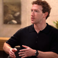 Mark Zuckerberg tiene un reloj único en el mundo: cuesta de más de 300.000 euros y es de una marca independiente Mark Zuckerberg gesticula con un polo negro y el reloj Voutilainen 28GML SOUYOU en la muñeca izquierda.