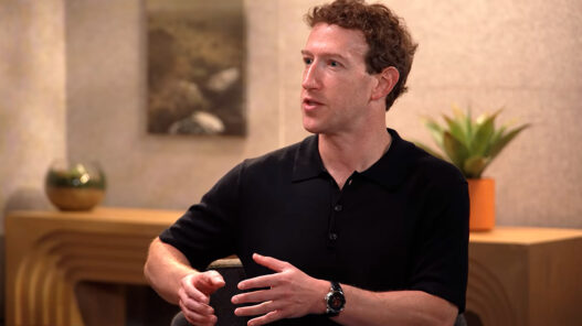 Mark Zuckerberg gesticula con un polo negro y el reloj Voutilainen 28GML SOUYOU en la muñeca izquierda.