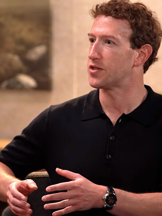 Mark Zuckerberg gesticula con un polo negro y el reloj Voutilainen 28GML SOUYOU en la muñeca izquierda.