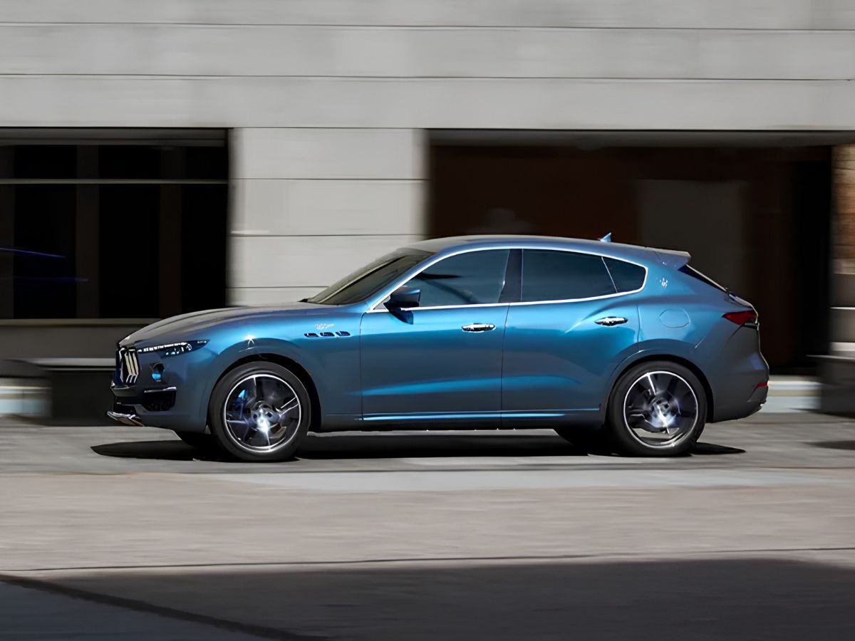 Perfil del Maserati Levante en azul metalizado