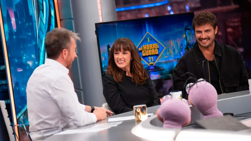 Maxi Iglesias junto a SSusana Abaitua en El Hormiguero presentan Nuda Propiedad