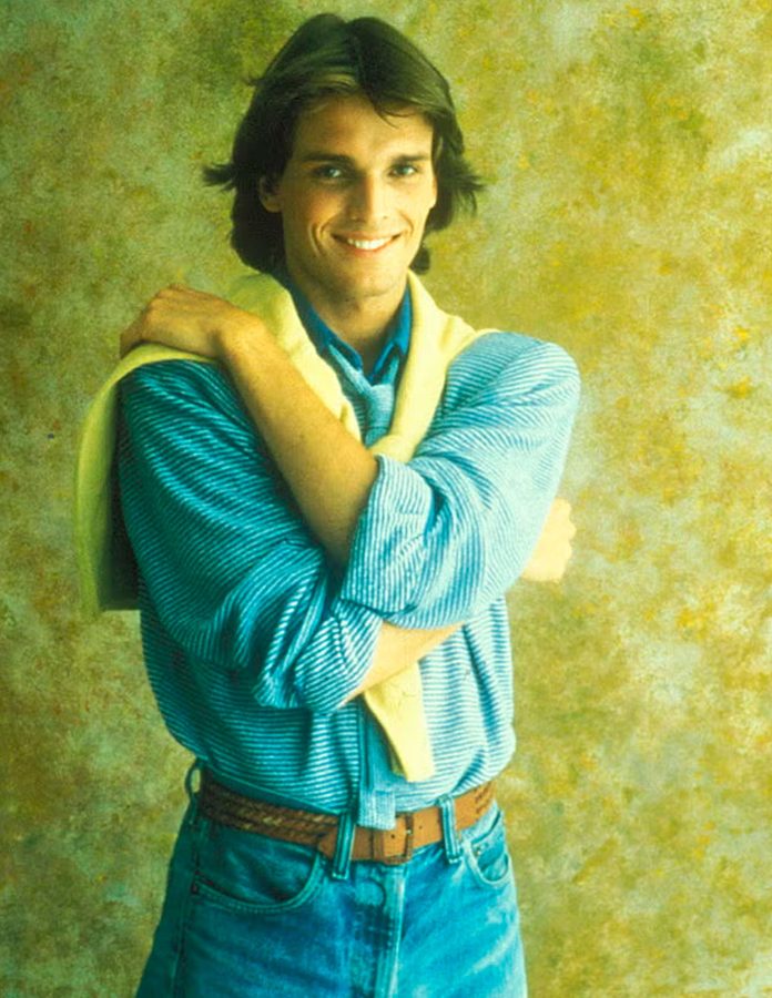 Miguel Bosé en los años 80, con el uniforme pijo de la época