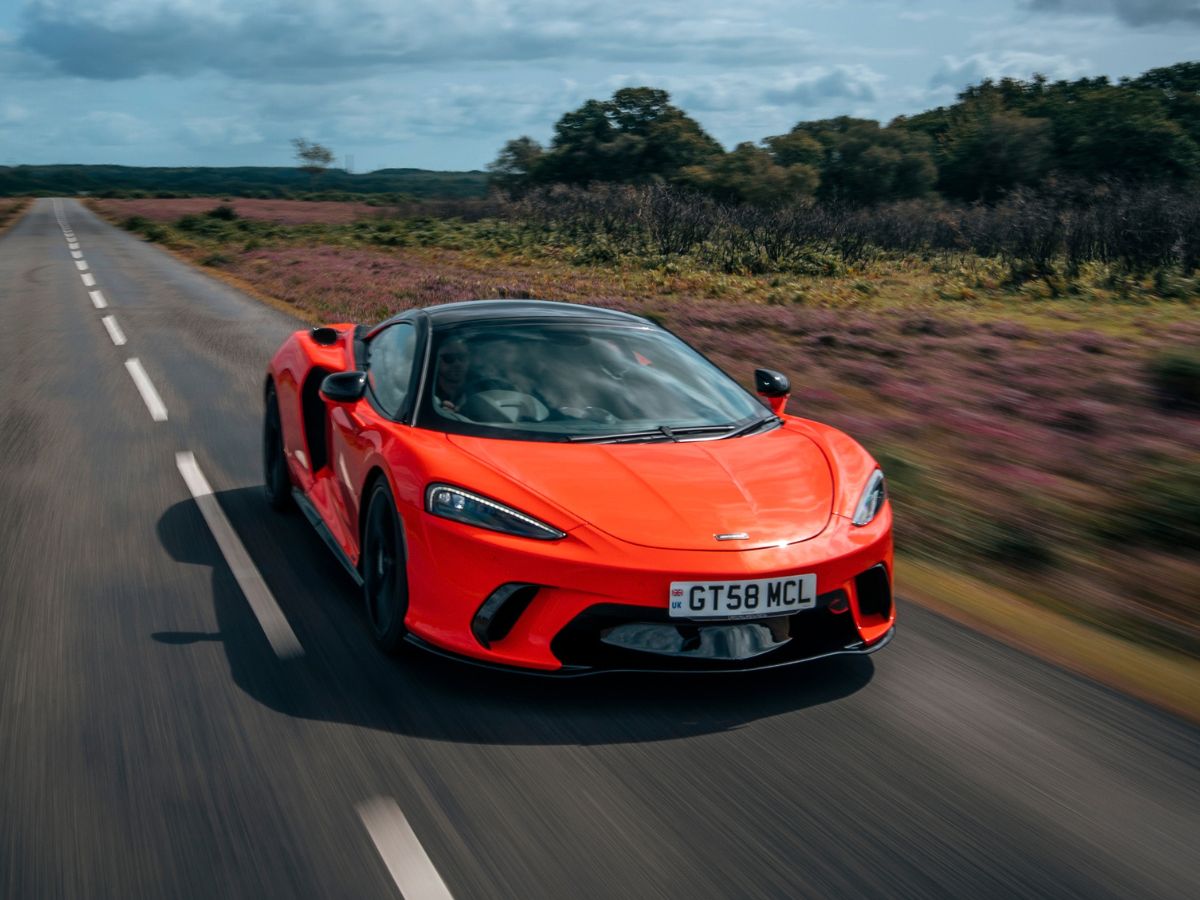 Imagen del McLaren GTS en carretera