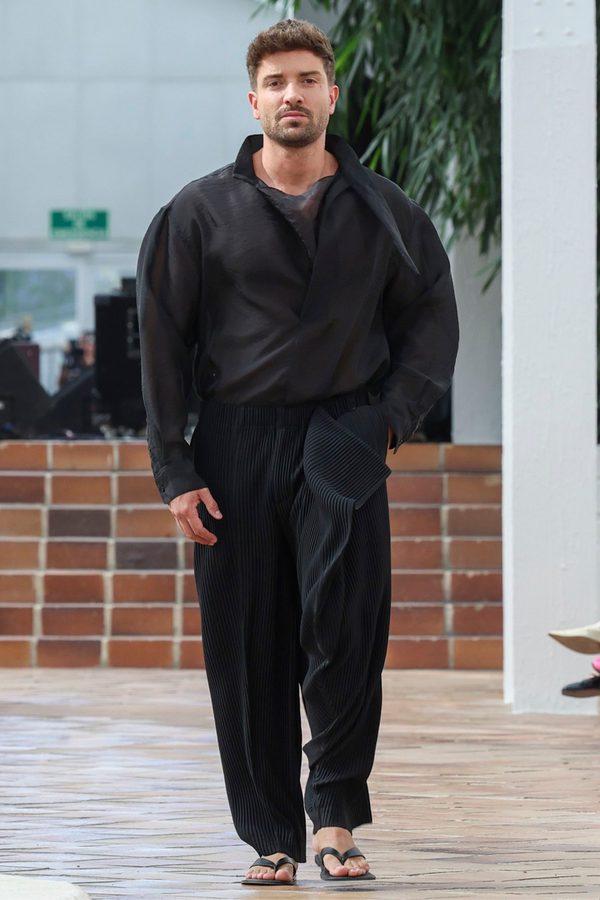 Pablo Alborán modelo desfile Adolfo Domínguez
