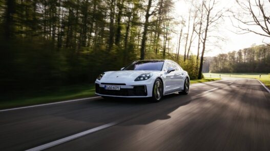 Imagen del Panamera 4 E-Hybrid en color Carrara White Metallic