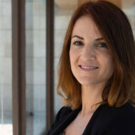 Pilar Conde, psicóloga: "Ver las series de nuestra infancia, como Oliver y Benji o Friends, nos ayuda a regular las emociones y aliviar el malestar" Retrato de la psicóloga Pilar Conde