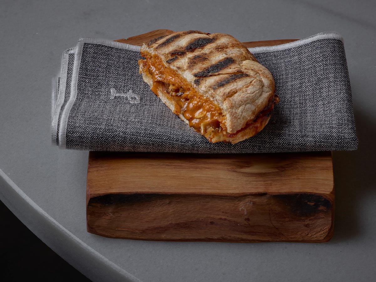 Plato de bocata de oreja brava dentro de un mollete Fismuler