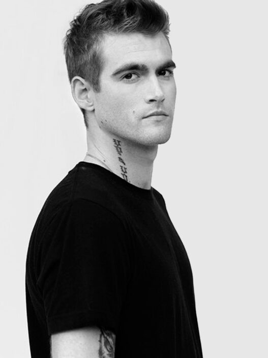 retrato del modelo Presley Gerber en blanco y negro
