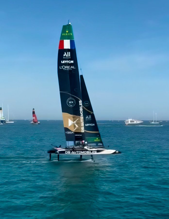 Catamarán F50 del equipo francés de SailGP navegando sobre sus foils, con los cascos elevados sobre el agua.