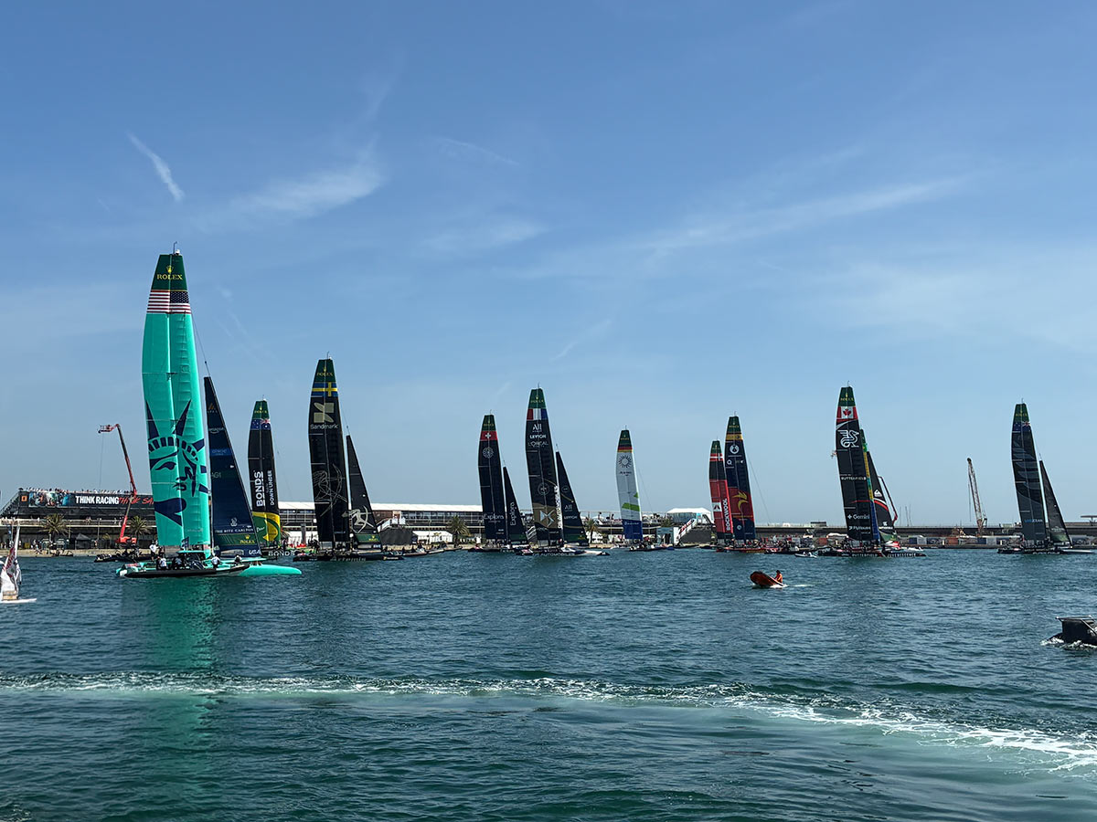 Catamaranes F50 de varios equipos de SailGP reunidos en el puerto, con el barco estadounidense en primer plano.