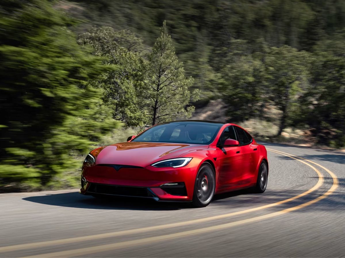 Imagen del Tesla Model S en rojo circulando por carretera
