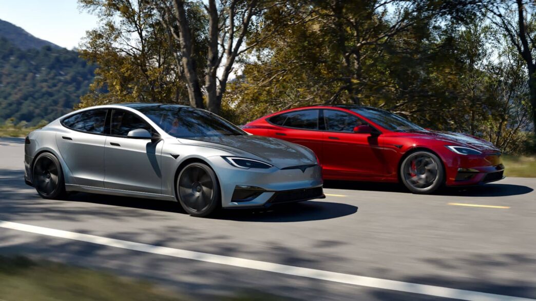 Dos Tesla Model S rodando en paralelo por una vía