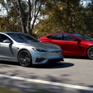 Dos Tesla Model S rodando en paralelo por una vía