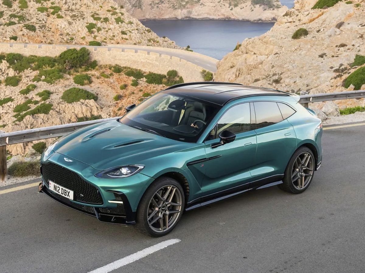 Foto del Aston Martin DBX S en carretera