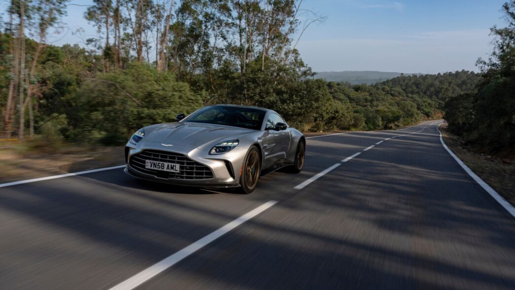 Aston Martin Vantage rodando en carretera