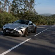 Aston Martin Vantage rodando en carretera