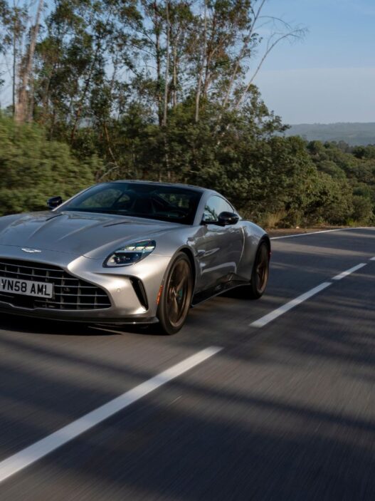 Aston Martin Vantage rodando en carretera