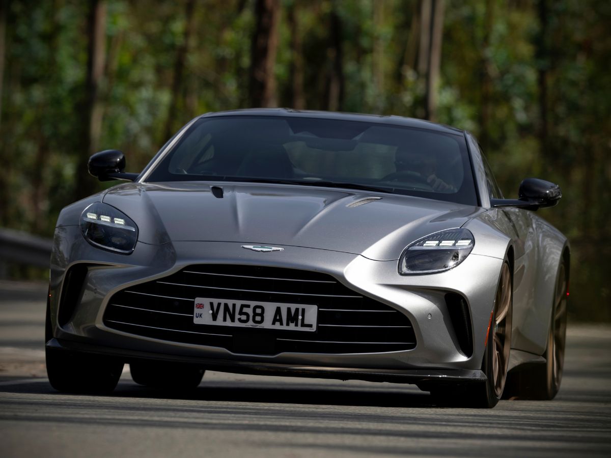 Imagen del Aston Martin Vantage en carretera