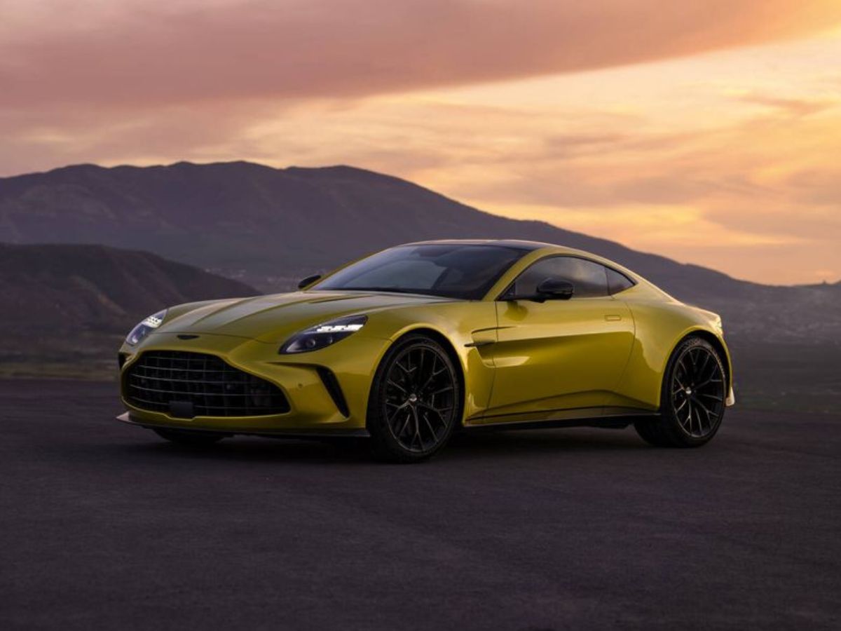 Foto de presentación del Aston Martin Vantage en color amarillo