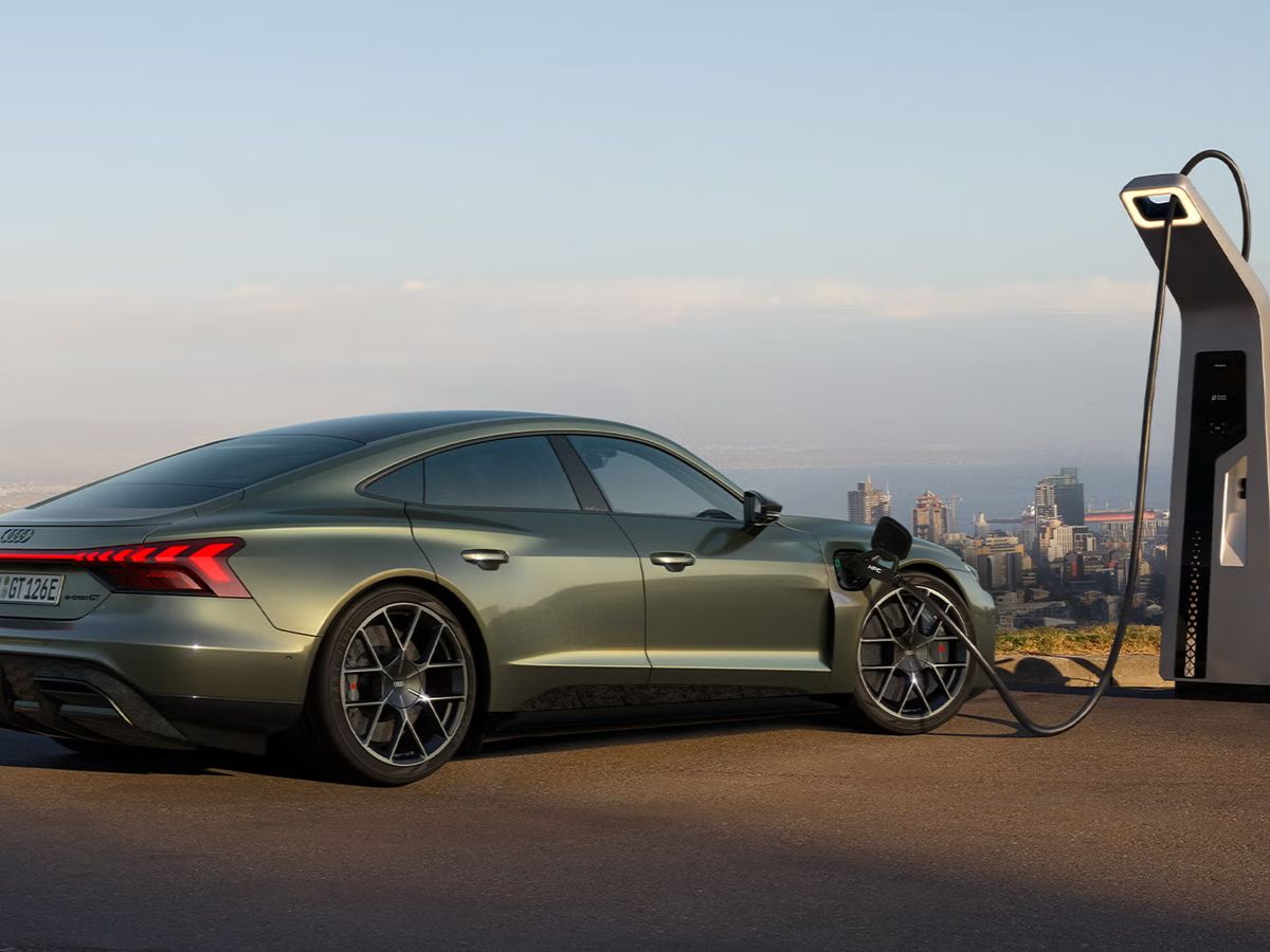 Audi RS e-tron GT Performance enchufado a un punto de carga