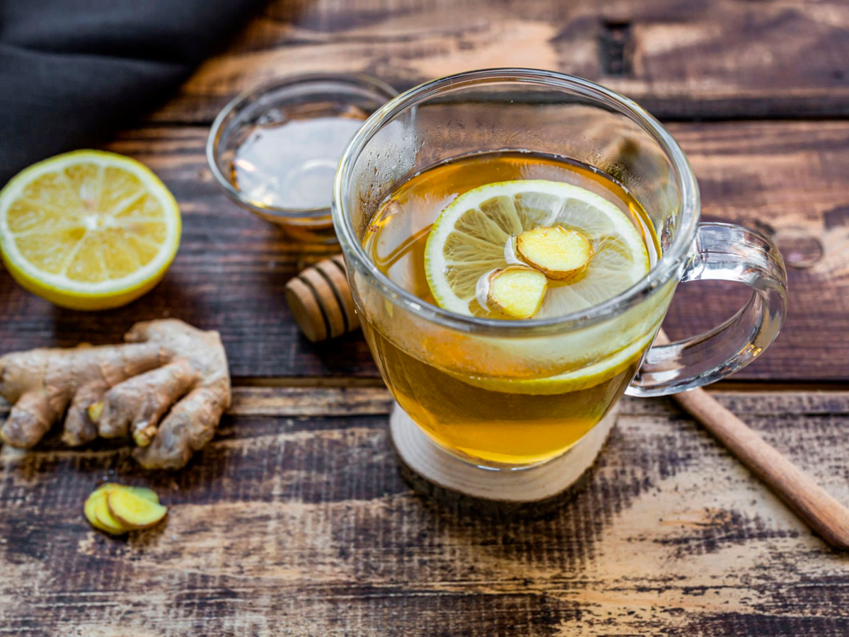 bebida caliente con limón y jengibre