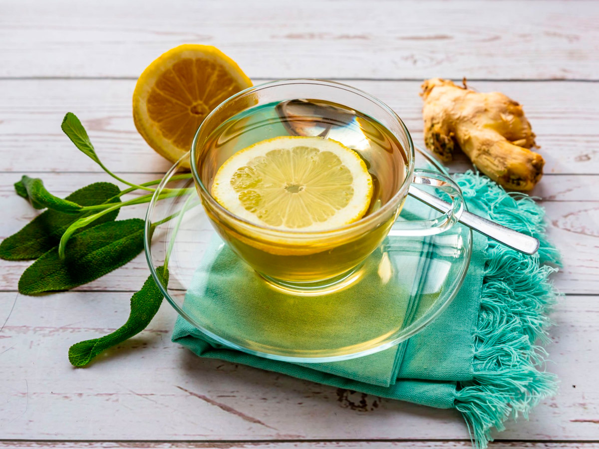 bebida caliente con limón y jengibre