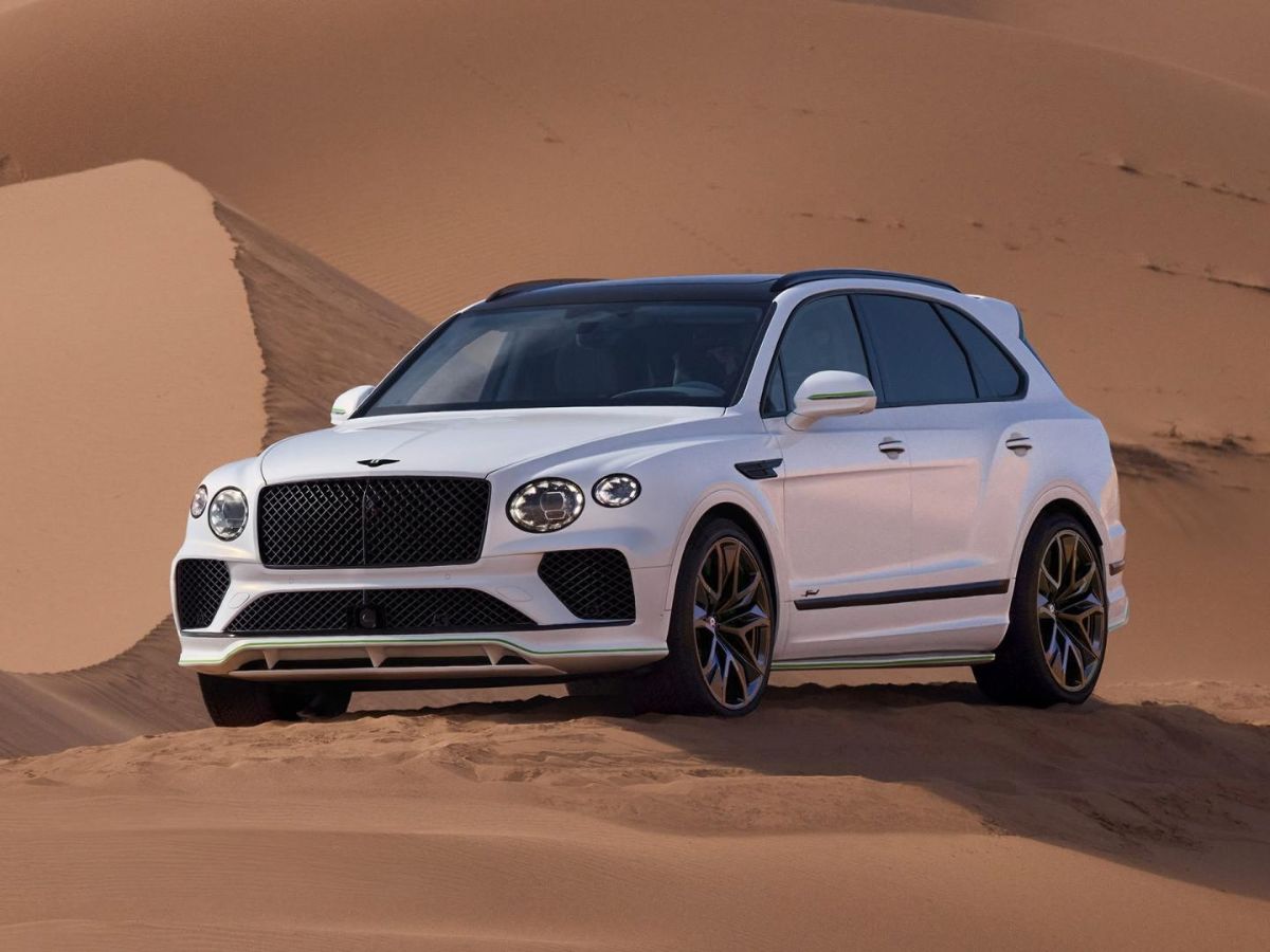 Imagen del Bentley Bentayga Hybrid sobre el desierto